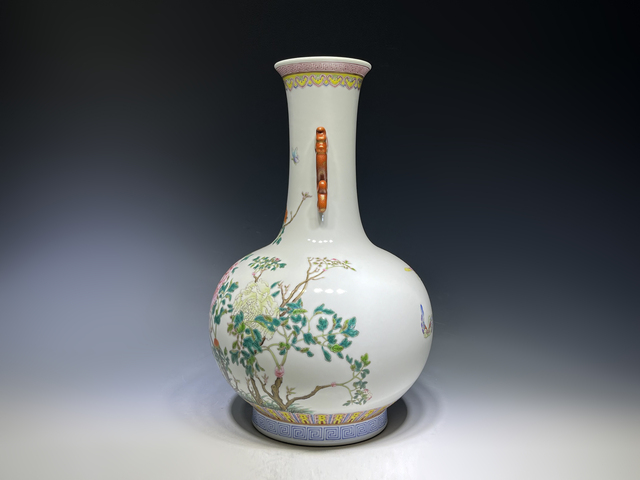 古玩陶瓷民國(guó)·“洪憲年制”粉彩花蝶紋雙耳瓶真品鑒賞圖