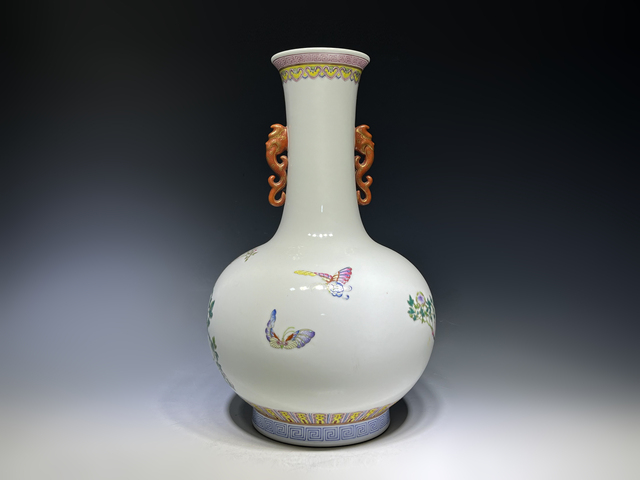 古玩陶瓷民國(guó)·“洪憲年制”粉彩花蝶紋雙耳瓶真品鑒賞圖