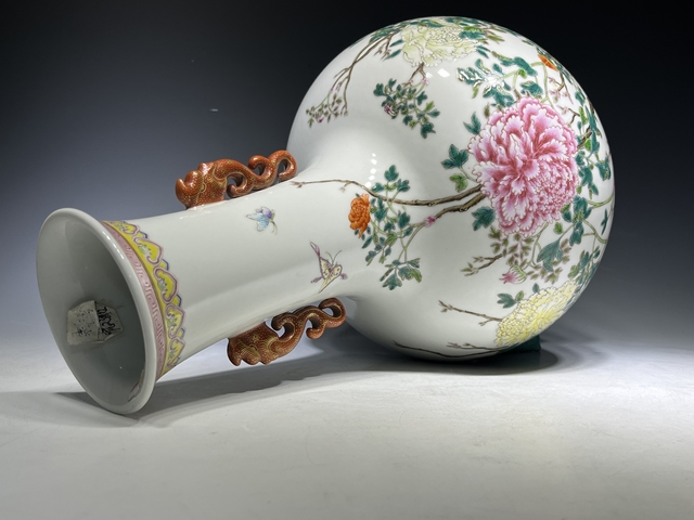 古玩陶瓷民國(guó)·“洪憲年制”粉彩花蝶紋雙耳瓶真品鑒賞圖