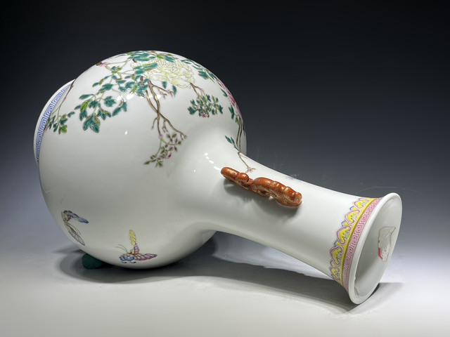 古玩陶瓷民國(guó)·“洪憲年制”粉彩花蝶紋雙耳瓶真品鑒賞圖