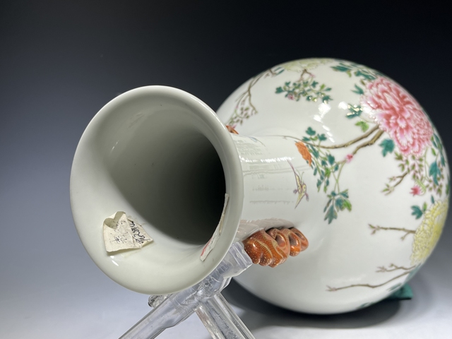 古玩陶瓷民國(guó)·“洪憲年制”粉彩花蝶紋雙耳瓶真品鑒賞圖