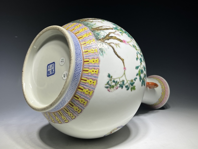 古玩陶瓷民國(guó)·“洪憲年制”粉彩花蝶紋雙耳瓶真品鑒賞圖