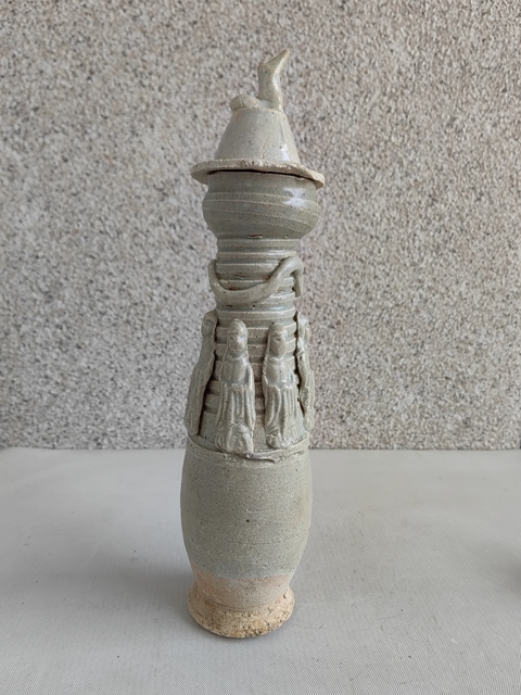 古玩陶瓷青白釉貼塑人物瓶拍賣(mài),當(dāng)前價(jià)格450元