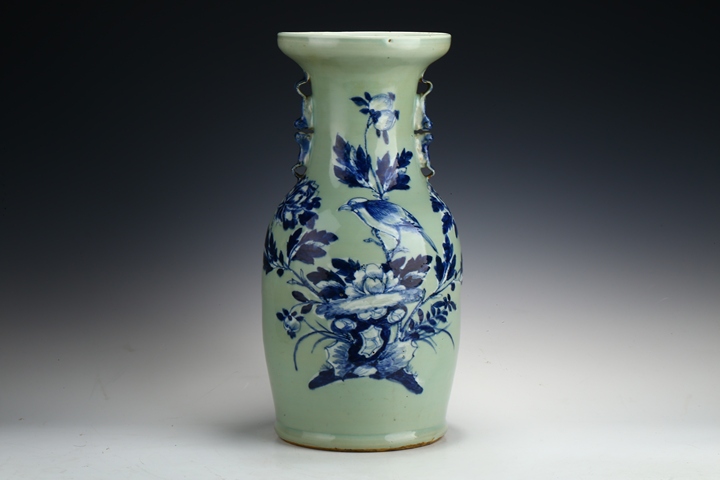 古玩陶瓷清中晚·豆青釉青花富貴白頭紋獅耳瓶真品鑒賞圖