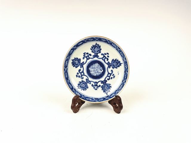 古玩陶瓷清早期·青花佛花紋盤真品鑒賞圖
