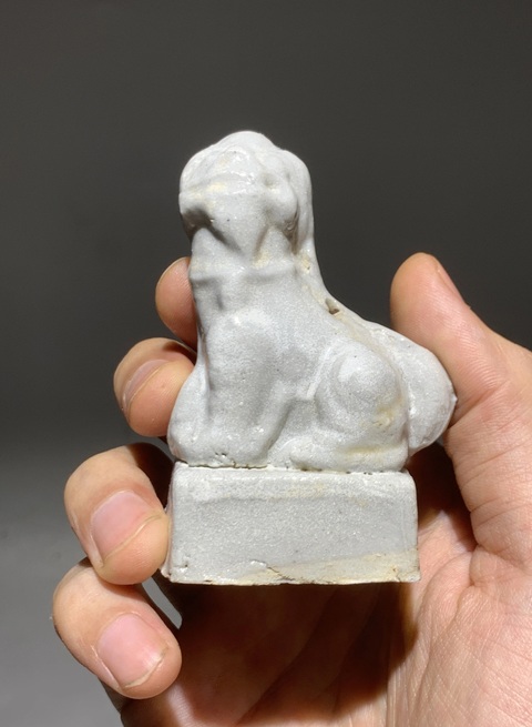 古玩陶瓷明.德化窯白釉獅子香插真品鑒賞圖