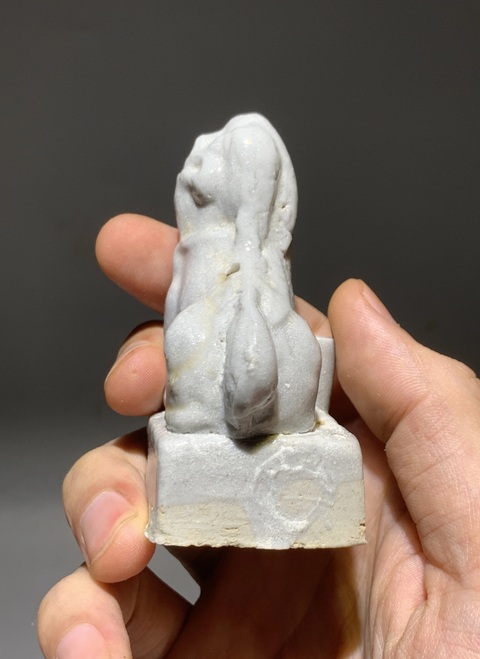 古玩陶瓷明.德化窯白釉獅子香插真品鑒賞圖