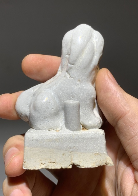 古玩陶瓷明.德化窯白釉獅子香插真品鑒賞圖
