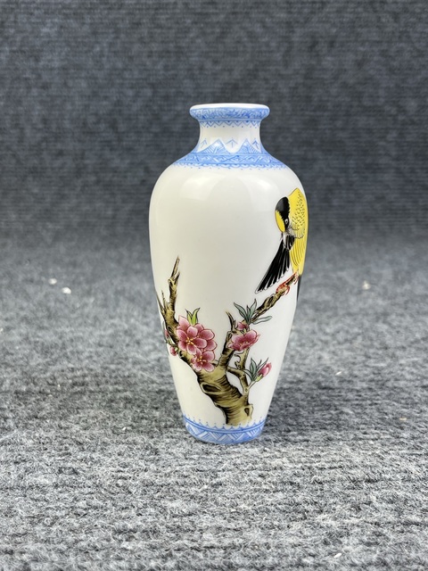 古玩陶瓷粉彩花鳥紋柳葉瓶真品鑒賞圖