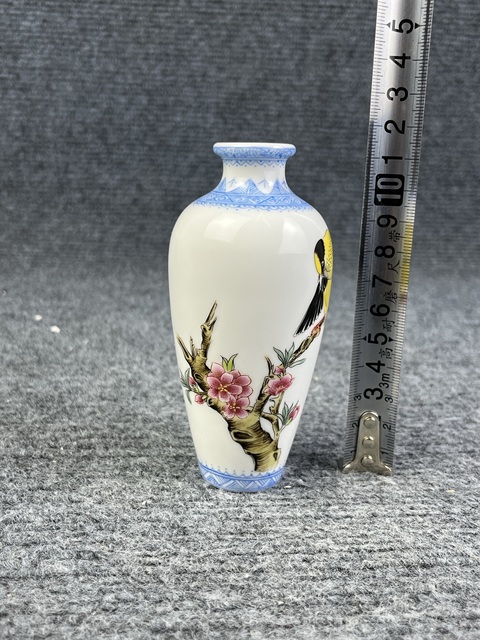 古玩陶瓷粉彩花鳥紋柳葉瓶真品鑒賞圖