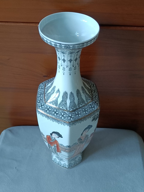 古玩陶瓷礬紅墨彩六方仕女人物紋瓶拍賣，當(dāng)前價(jià)格980元