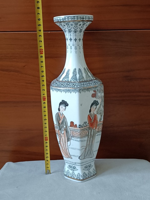 古玩陶瓷礬紅墨彩六方仕女人物紋瓶拍賣，當(dāng)前價(jià)格980元