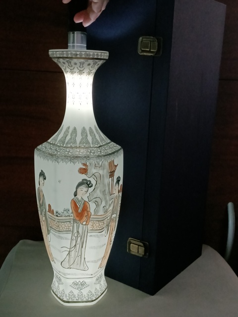 古玩陶瓷礬紅墨彩六方仕女人物紋瓶拍賣，當(dāng)前價(jià)格980元