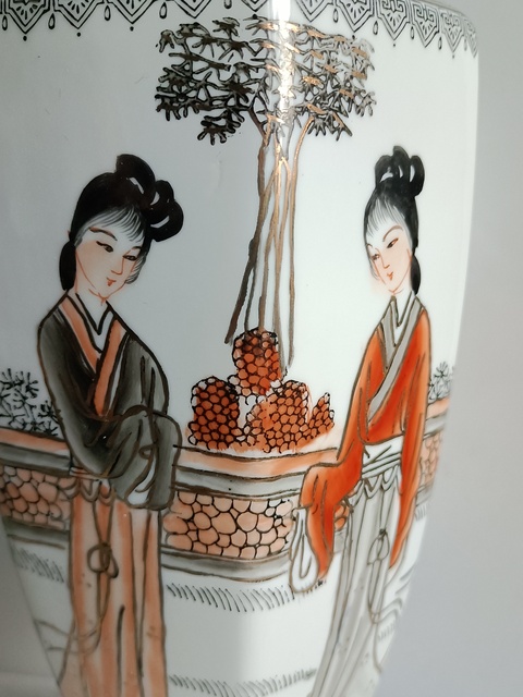 古玩陶瓷礬紅墨彩六方仕女人物紋瓶拍賣，當(dāng)前價(jià)格980元