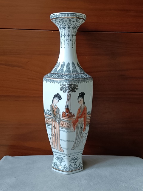 古玩陶瓷礬紅墨彩六方仕女人物紋瓶拍賣，當(dāng)前價(jià)格980元