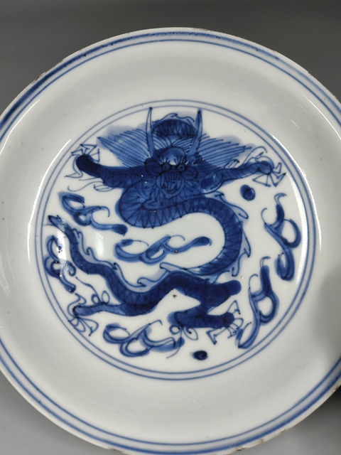 古玩陶瓷正面龍紋青花盤真品鑒賞圖