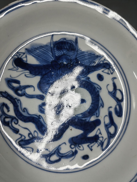 古玩陶瓷正面龍紋青花盤真品鑒賞圖