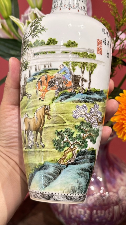 古玩陶瓷琺瑯彩風格人物故事紋梅瓶真品鑒賞圖