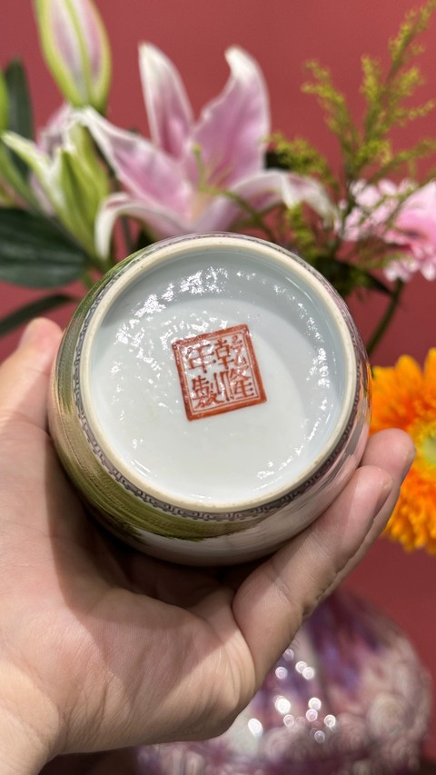 古玩陶瓷琺瑯彩風格人物故事紋梅瓶真品鑒賞圖