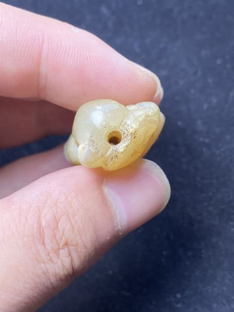 古玩玉器（放漏）明末清初通天孔岫玉雕“童子”拍賣，當前價格2500元