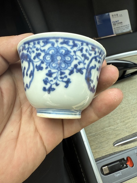 古玩陶瓷清乾隆 青花纏枝花卉螭龍紋杯真品鑒賞圖