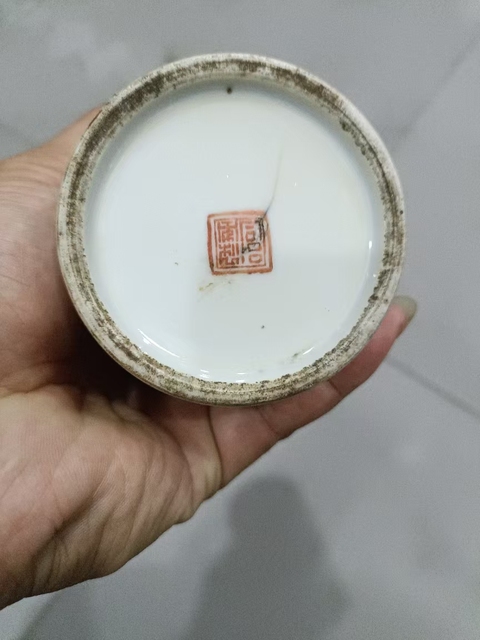 古玩陶瓷人物紋筆筒真品鑒賞圖