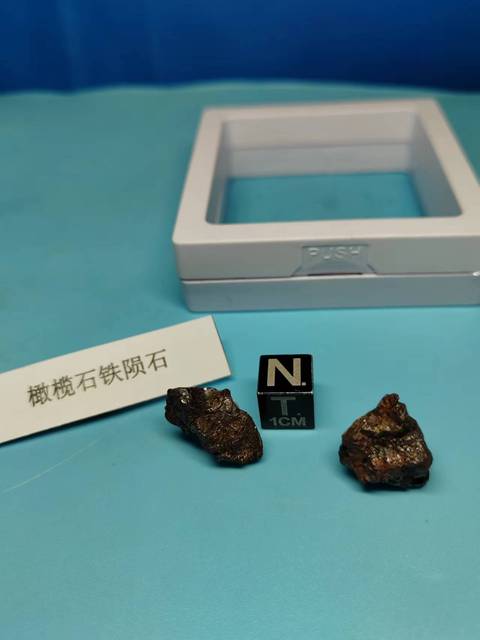 古玩雜項(xiàng)橄欖石鐵隕石(兩塊) 保真包賠拍賣(mài),當(dāng)前價(jià)格0元