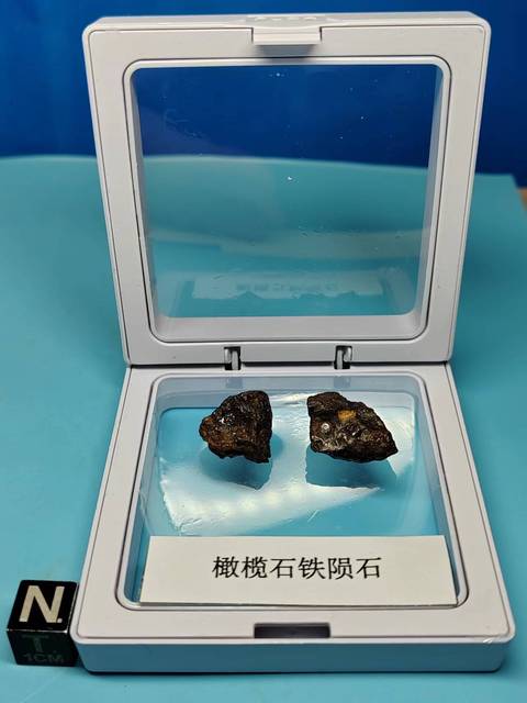 古玩雜項(xiàng)橄欖石鐵隕石(兩塊) 保真包賠拍賣(mài),當(dāng)前價(jià)格0元