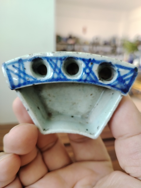 古玩陶瓷清中青花筆插真品鑒賞圖