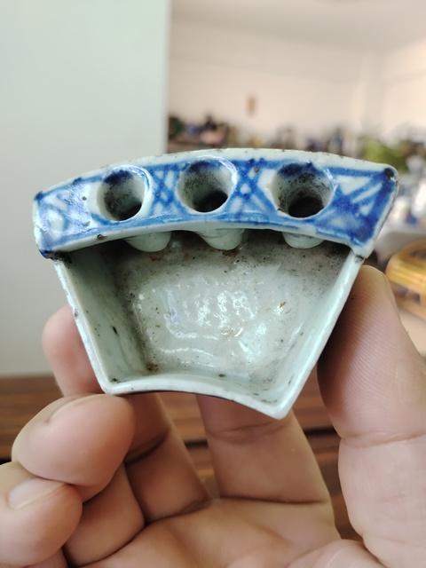 古玩陶瓷清中青花筆插真品鑒賞圖