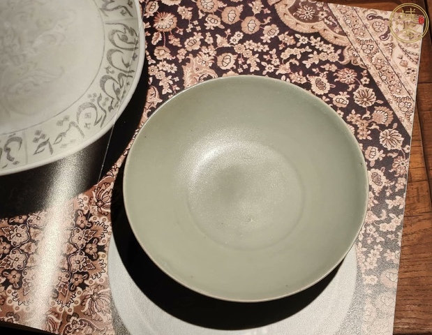 古玩陶瓷宋元·青釉蓮瓣紋盤 真品鑒賞圖