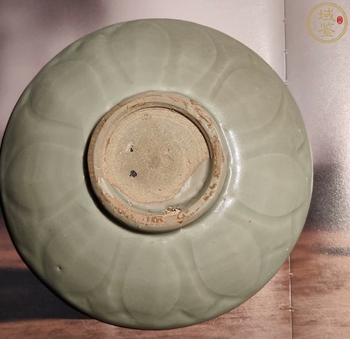 古玩陶瓷宋元·青釉蓮瓣紋盤 真品鑒賞圖