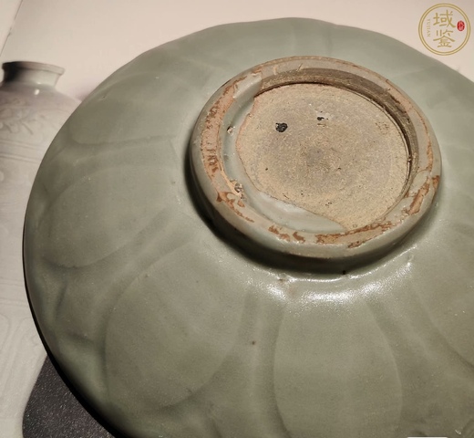 古玩陶瓷宋元·青釉蓮瓣紋盤 真品鑒賞圖