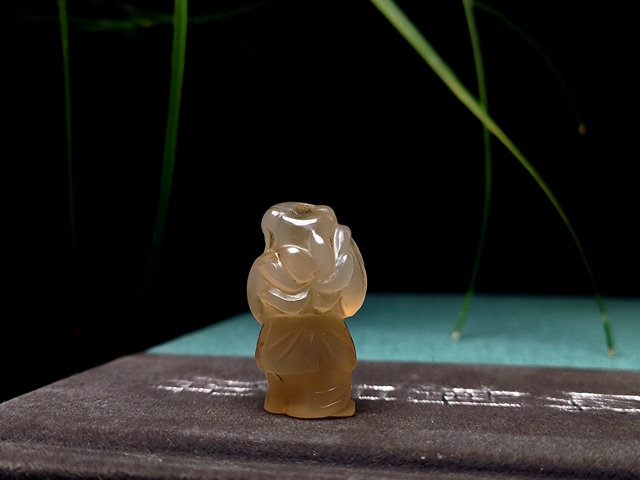 古玩玉器清代瑪瑙通天孔“童子墜”拍賣(mài),當(dāng)前價(jià)格2600元