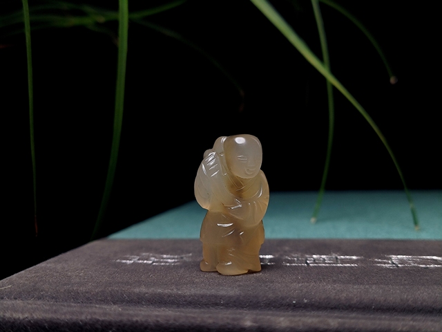 古玩玉器清代瑪瑙通天孔“童子墜”拍賣(mài),當(dāng)前價(jià)格2600元