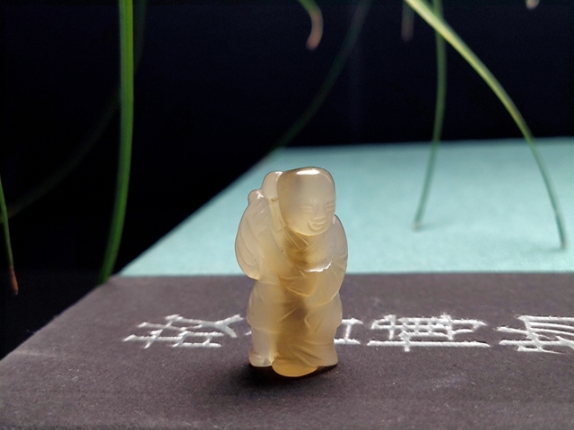 古玩玉器清代瑪瑙通天孔“童子墜”拍賣(mài),當(dāng)前價(jià)格2600元