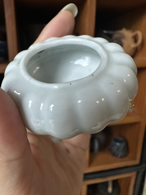 古玩陶瓷德化窯瓜棱三足水盂真品鑒賞圖