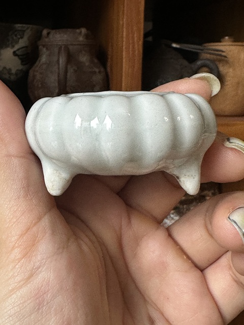 古玩陶瓷德化窯瓜棱三足水盂真品鑒賞圖
