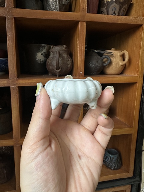 古玩陶瓷德化窯瓜棱三足水盂真品鑒賞圖