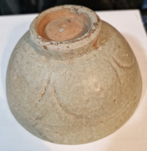 古玩陶瓷龍泉青瓷刻仰蓮紋碗真品鑒賞圖
