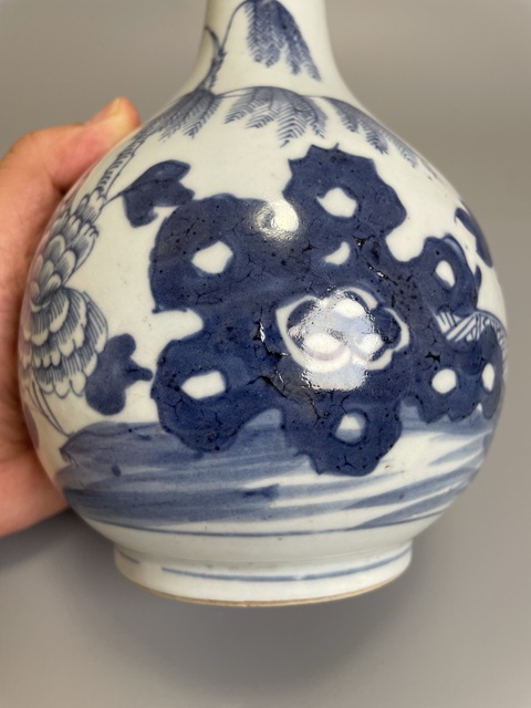 古玩陶瓷清雍乾 青花洞石牡丹紋蒜頭瓶拍賣,當前價格3500元