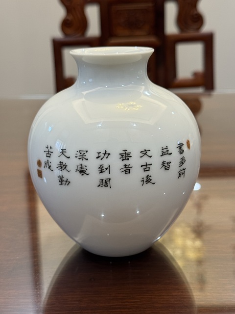 古玩陶瓷人物瓶真品鑒賞圖