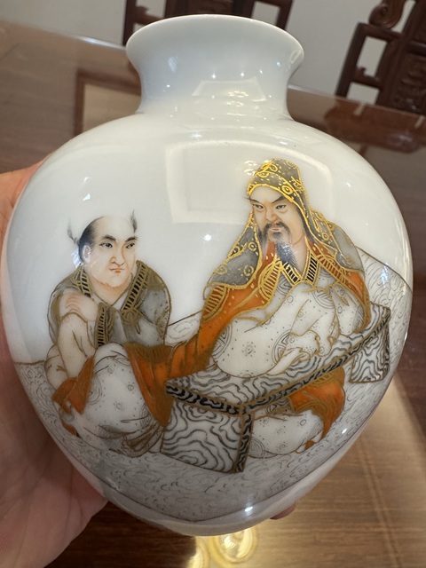 古玩陶瓷人物瓶真品鑒賞圖