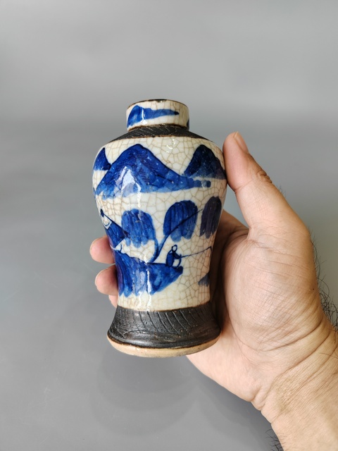 古玩陶瓷哥釉青花人物山水瓶拍賣,當(dāng)前價(jià)格650元