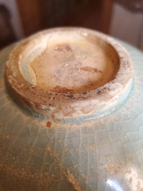 古玩陶瓷龍泉青瓷花卉紋碗真品鑒賞圖