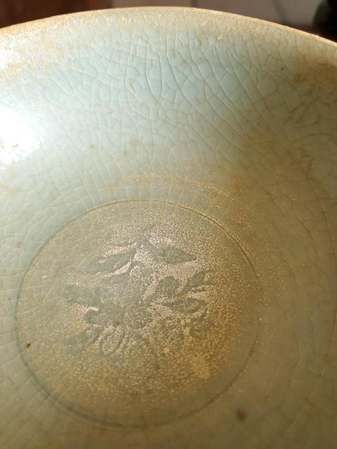 古玩陶瓷龍泉青瓷花卉紋碗真品鑒賞圖