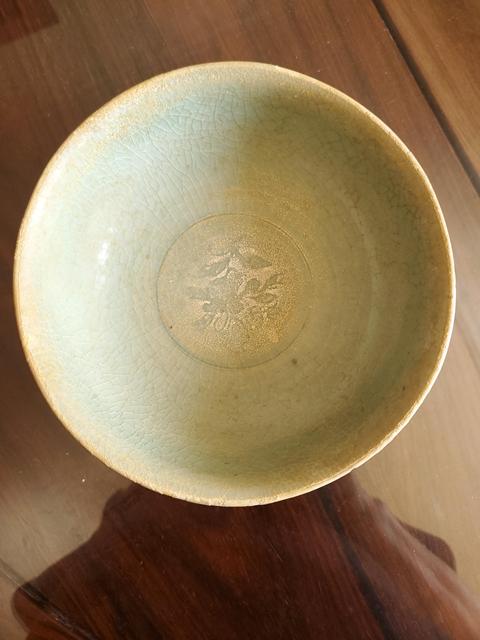古玩陶瓷龍泉青瓷花卉紋碗真品鑒賞圖