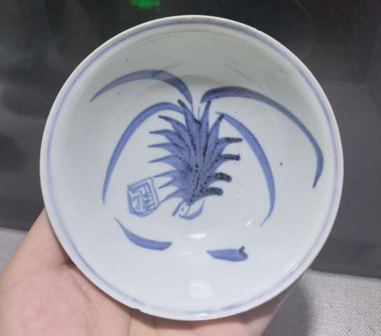 古玩陶瓷青花蘭草紋淺碗真品鑒賞圖