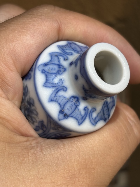 古玩陶瓷青花釉里紅花卉紋鼻煙壺，疑似復窯真品鑒賞圖