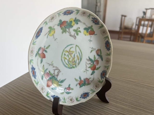 古玩陶瓷粉彩折枝花果紋花口盤真品鑒賞圖